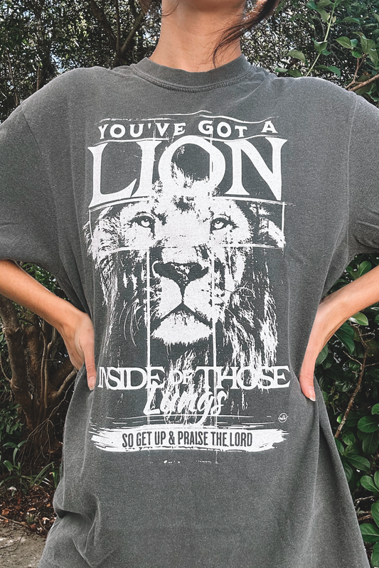 Lion Praise Graphic Tee